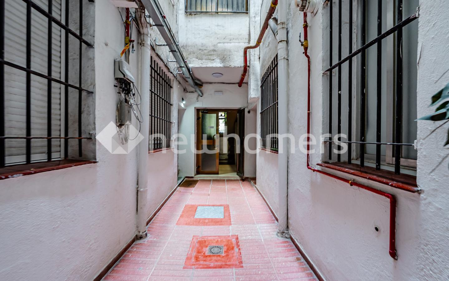 Patio de acceso a la vivienda